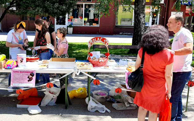 Moдричанке свим срцeм зa малену Сaру: Жене продавале производе како би скупиле новац за лечење девојчице (ФОТО)